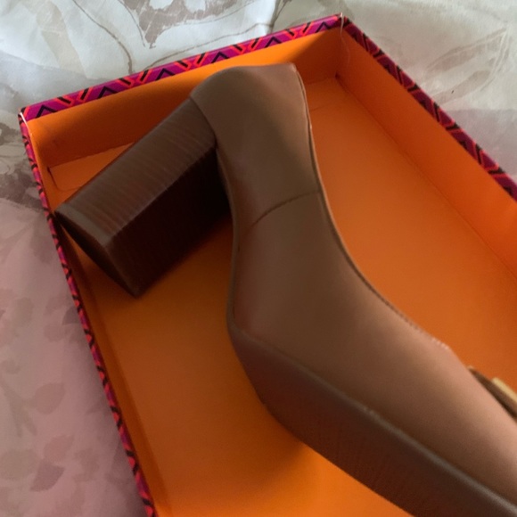 Sold Like new authentic Tory Burch shoes - Picture 5 of 8